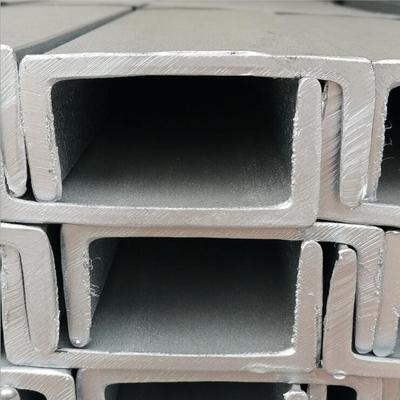 軽い鋼鉄チャネルUのビーム鋼鉄チャネルのサイズ200 x 80 x 7.5 x 11のMMの鋼鉄プロフィール