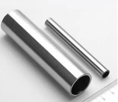 ASTM A335 P5 P91 A213 T5 T91 DN200 SCH40のニッケル合金の継ぎ目が無い管